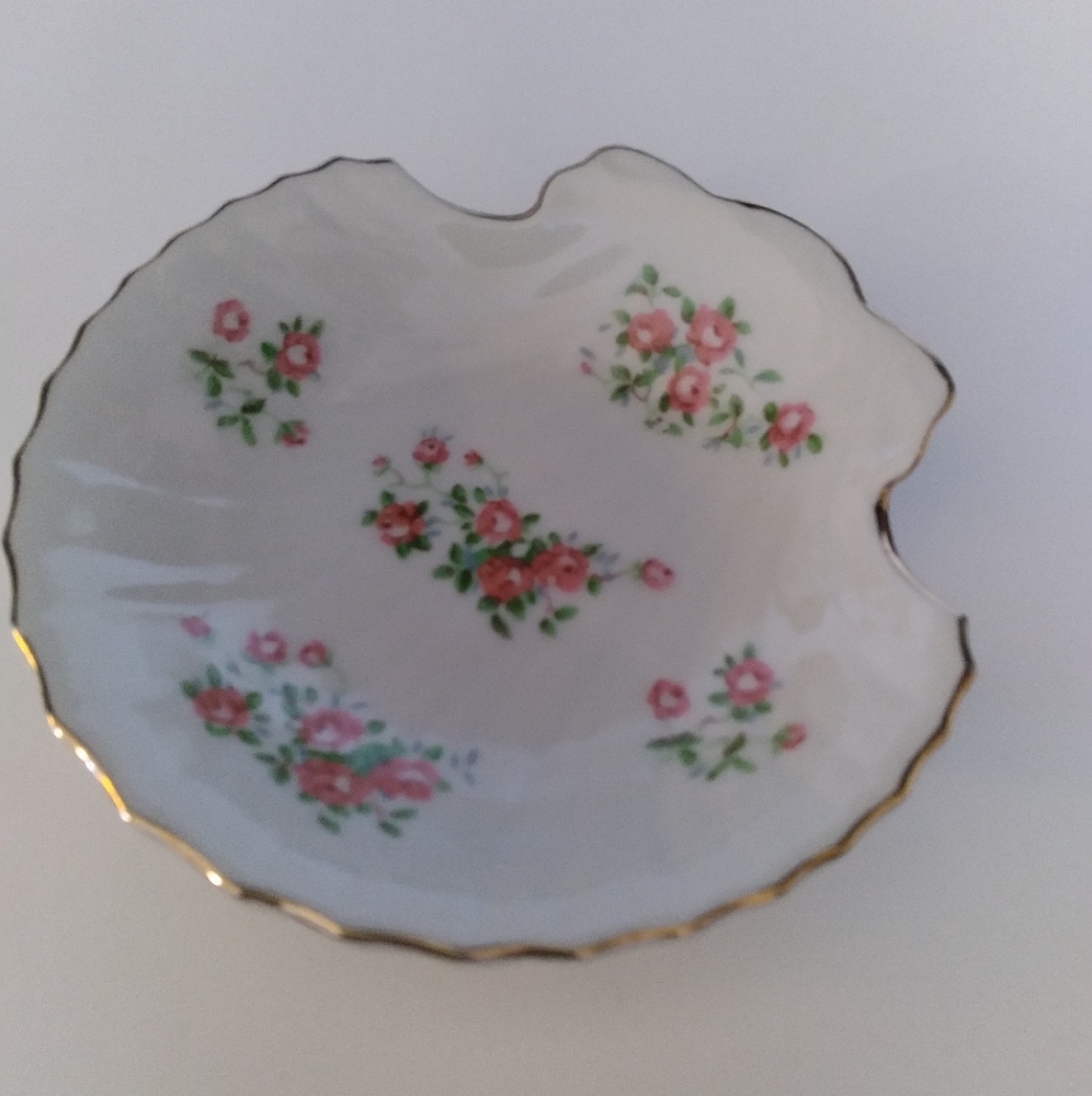 WATKINS JAPANESE SHELL DISH
